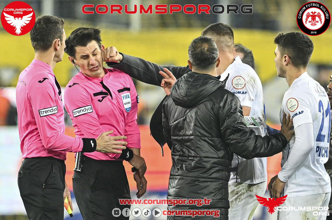 Hakem Halil Umut Meler’e saha içerisinde yumruk atıldı