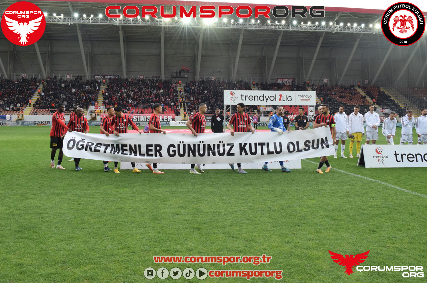 Öğretmenler Günü’nü pankartla kutladılar